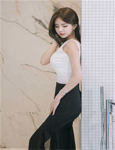 《生化危机五-黑丝美女腿夹棒蹭痒》